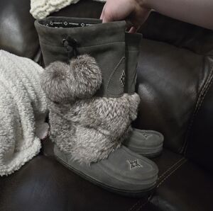 Grey Manitobah Mukluks Size 6
